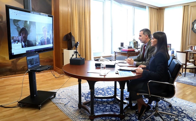 Sus Majestades los Reyes durante la conversación que mantuvieron con responsables del sector hotelero en España